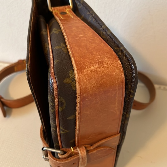 Louis Vuitton Monogram Crossbody - Picture 13 of 16